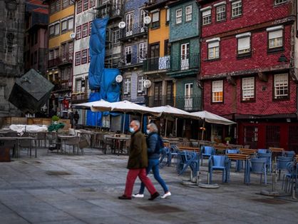 casal caminha em rua do Porto, em Portugal