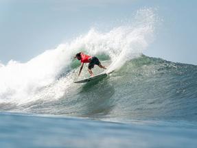 Filipe Toledo em onda de surfe