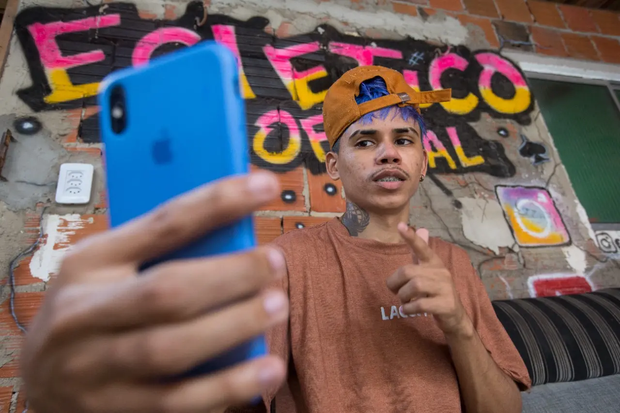 Desde cedo, o jovem começou a trabalhar: foi servente e entregador de quentinha. Mas foi sua paixão pela dança e humor que o levaram ao ofício de digital influencer