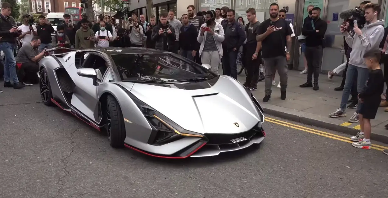 Imagem da notícia Brasileiro Henrique Grossi compra Lamborghini Sián, de R$ 22,5 milhões, e causa comoção em Londres