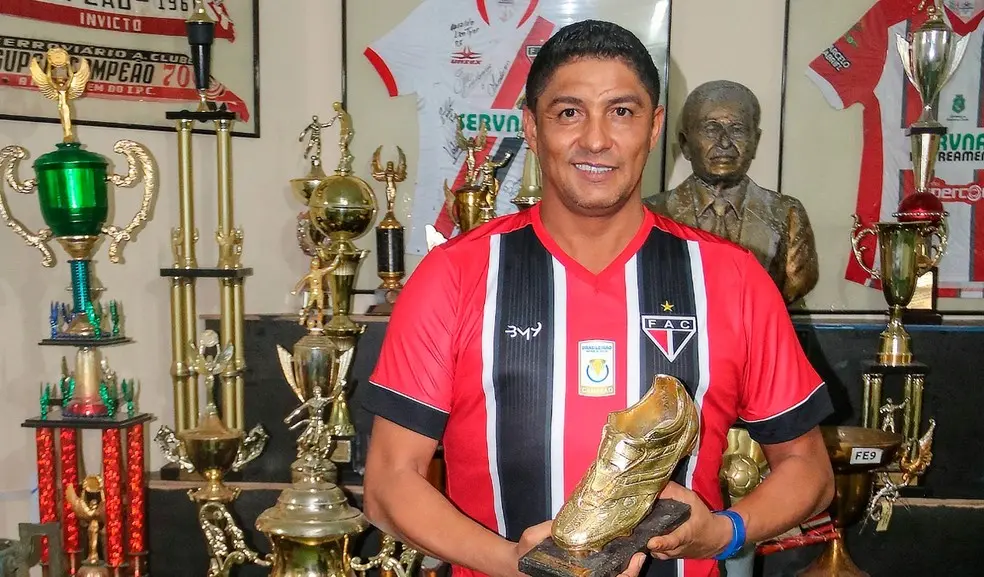 Jardel exibe chuteiras conquistadas na carreira