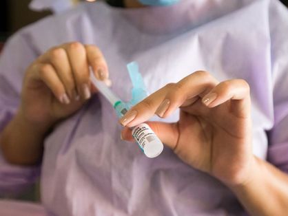 Enfermeira manuseia dose do imunizante contra a Covid-19