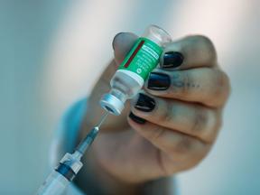 Vacina da astrazeneca contra a covid-19 em uma seringa