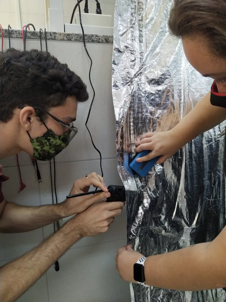 A descontaminação das máscaras ocorre a partir do uso da radiação ultravioleta tipo C