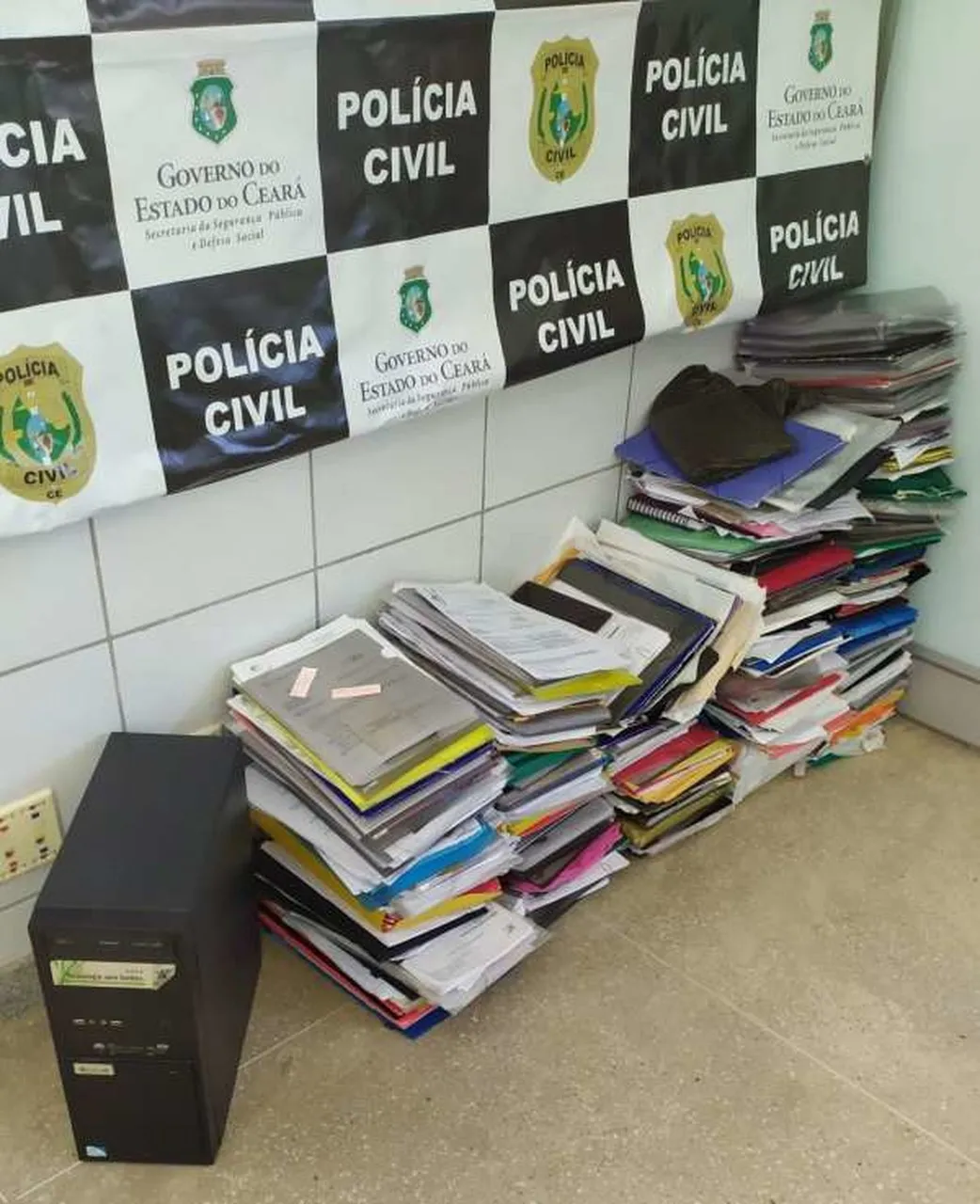 Documentos e computador apreendidos durante operação da Polícia Civil