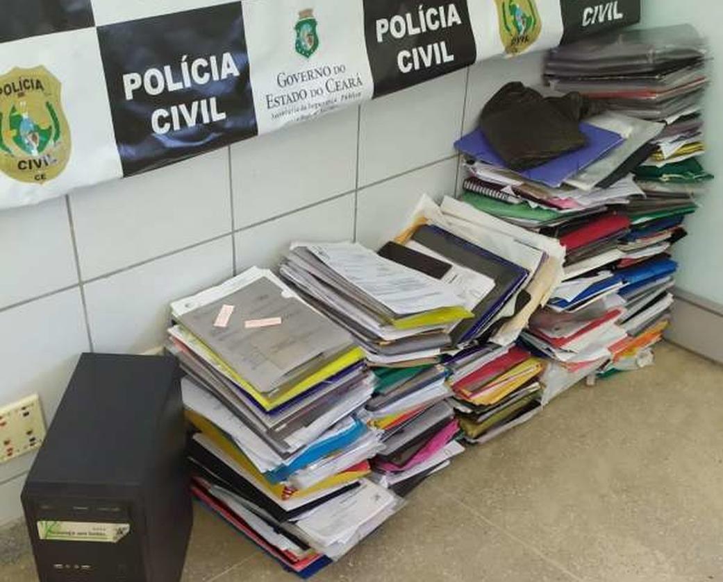 Documentos e computador apreendidos durante operação da Polícia Civil