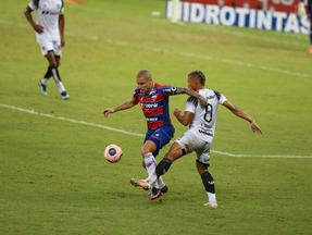 Atletas de Ceará e Fortaleza disputam bola
