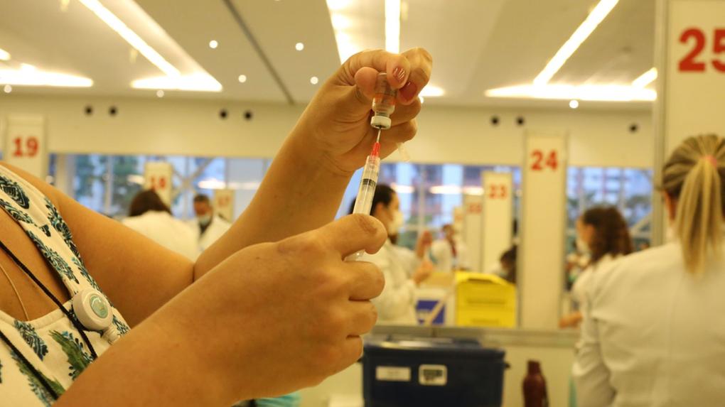 vacina sendo colocada na seringa