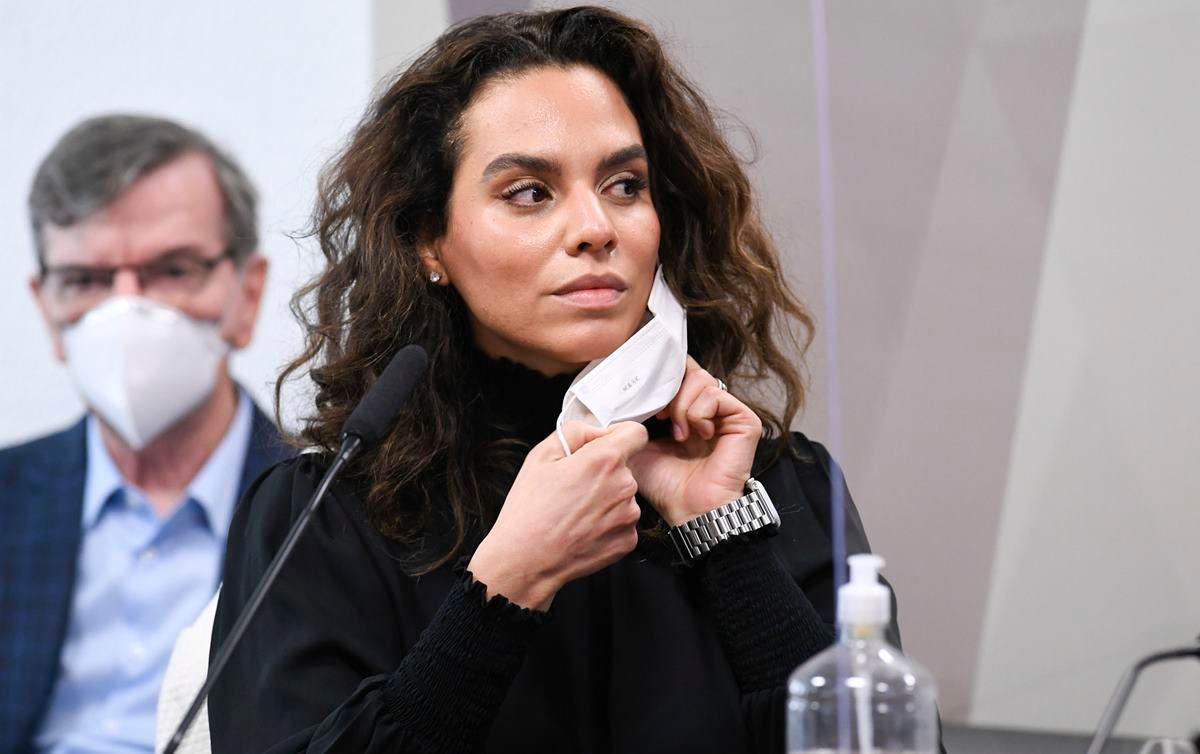 Luana retira a máscara por um instante