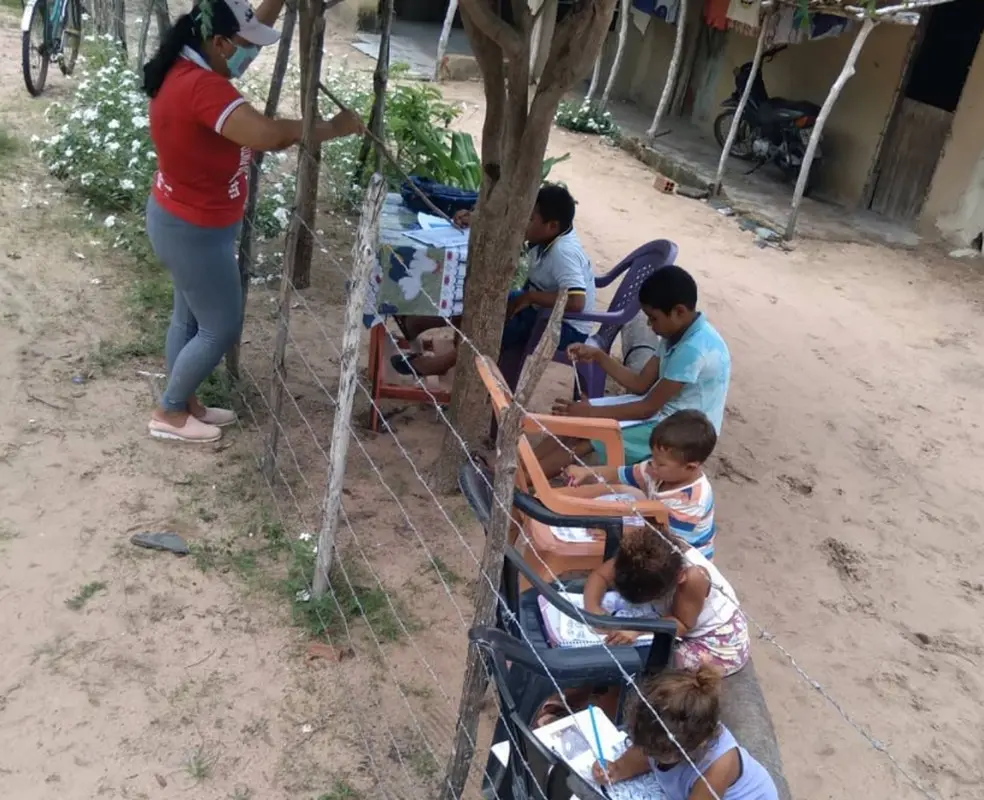 Outras crianças interessadas em estudar se juntaram aos alunos da professora
