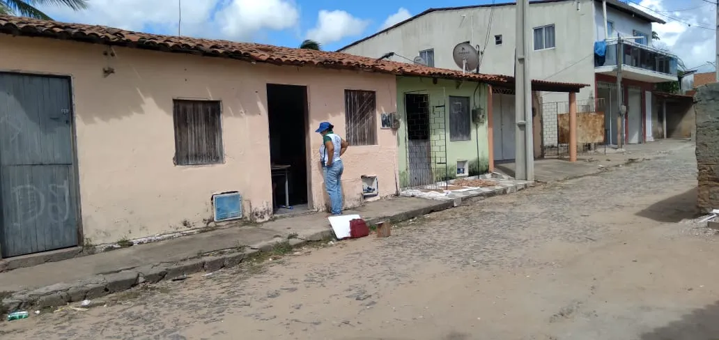 A professora fez um aperfeiçoamento para ensinar estudantes com deficiência intelectual, visual, auditiva e autismo