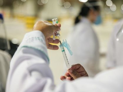 Profissional de saúde preparando dose de vacina contra a Covid-19