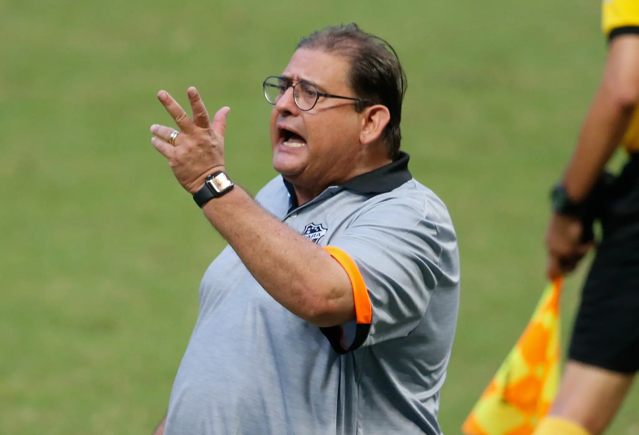 Guto Ferreira comandando o Ceará na beira do gramado