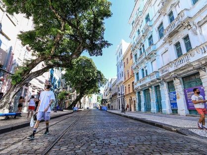 Rua da cidade de Recife com pessoas transitando