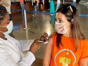 Fátima Bernardes recebendo dose de vacina contra a Covid-19