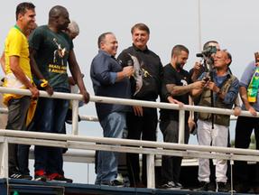 Eduardo Pazuello e Jair Bolsonaro em cima de trio elétrico durante ato  no dia 23 de maio