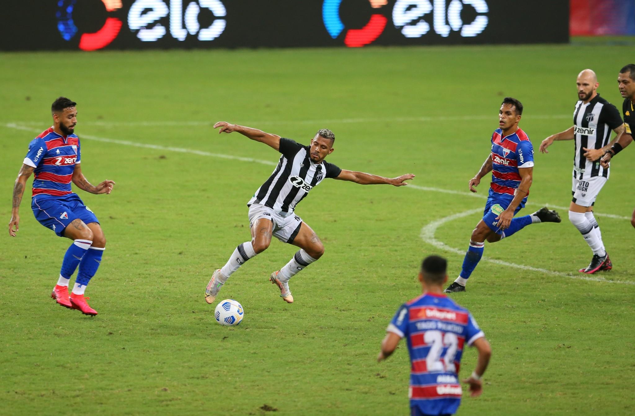 Fernando Sobral roubando bola entre jogadores do Fortaleza