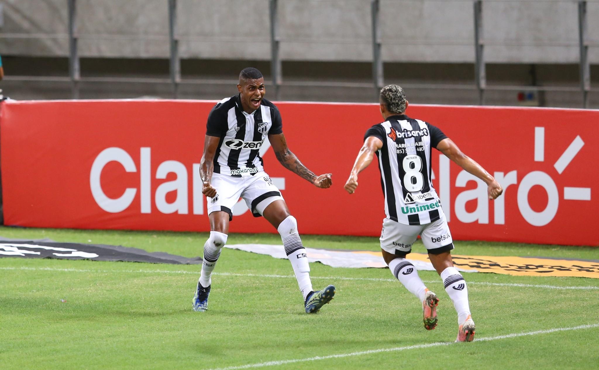 Cléber comemora gol com Fernando Sobral