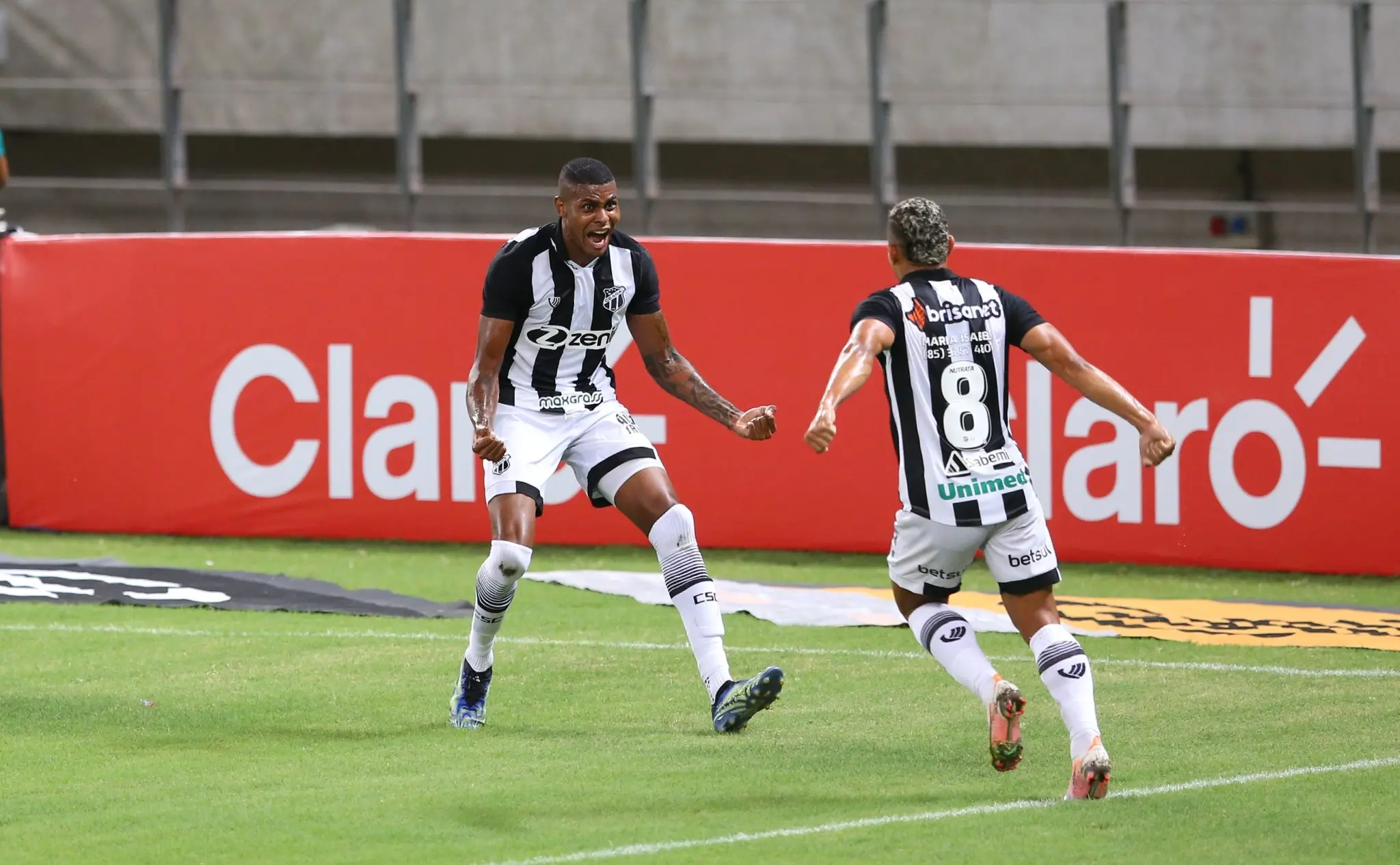 Cléber comemora gol com Fernando Sobral