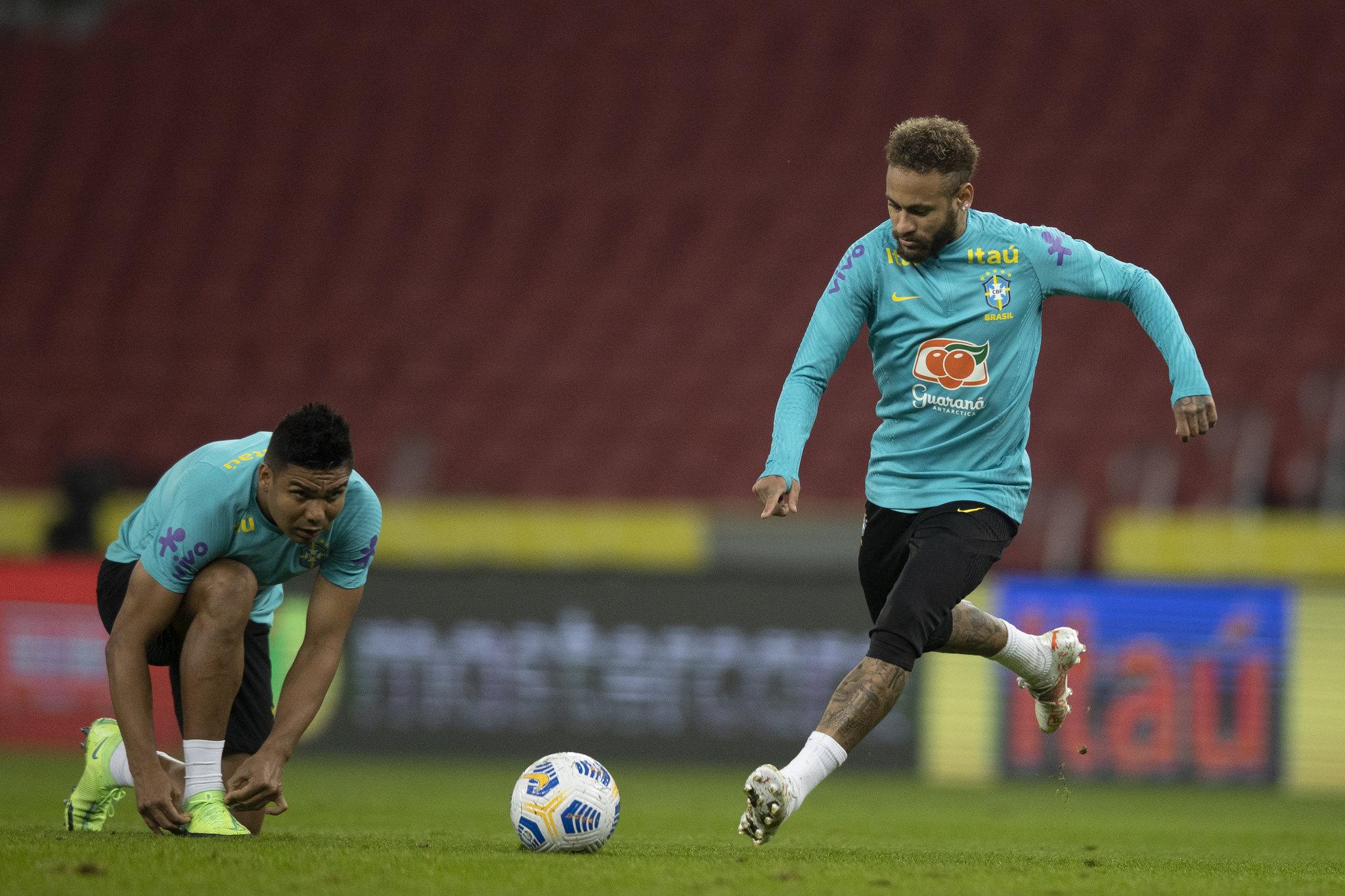 Neymar e Casemiro treinam pela Seleção Brasileira