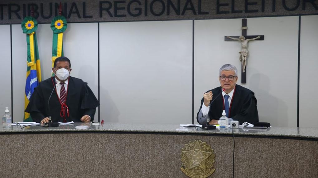 Desembargadores Inácio Cortez e Raimundo Nonato Santos na bancada do TRE-CE tomando posse como presidente e vice-presidente, respectivamente