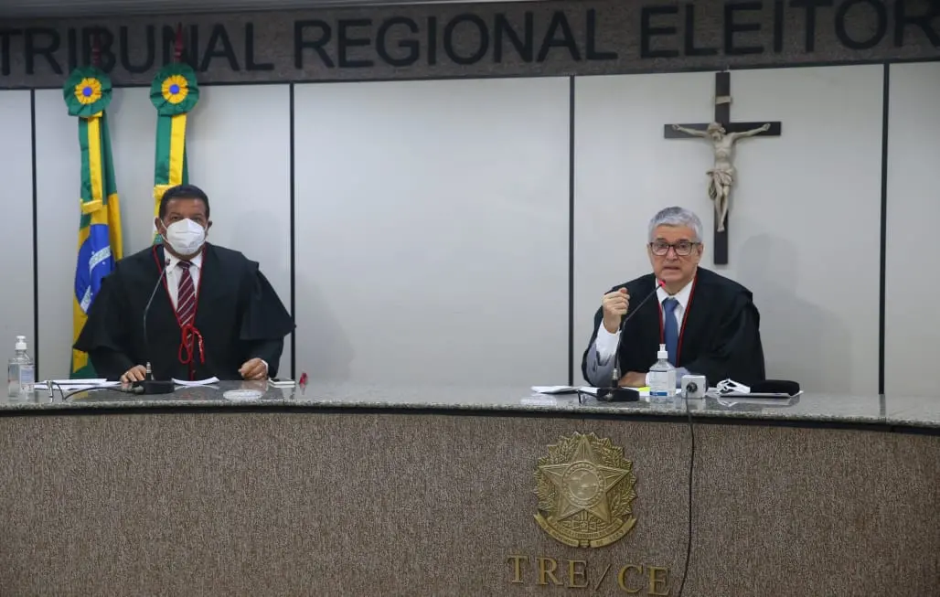 Desembargadores Inácio Cortez e Raimundo Nonato Santos na bancada do TRE-CE tomando posse como presidente e vice-presidente, respectivamente