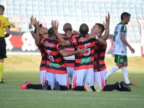 Elenco do Guarany de Sobral comemora gol com abraço coletivo