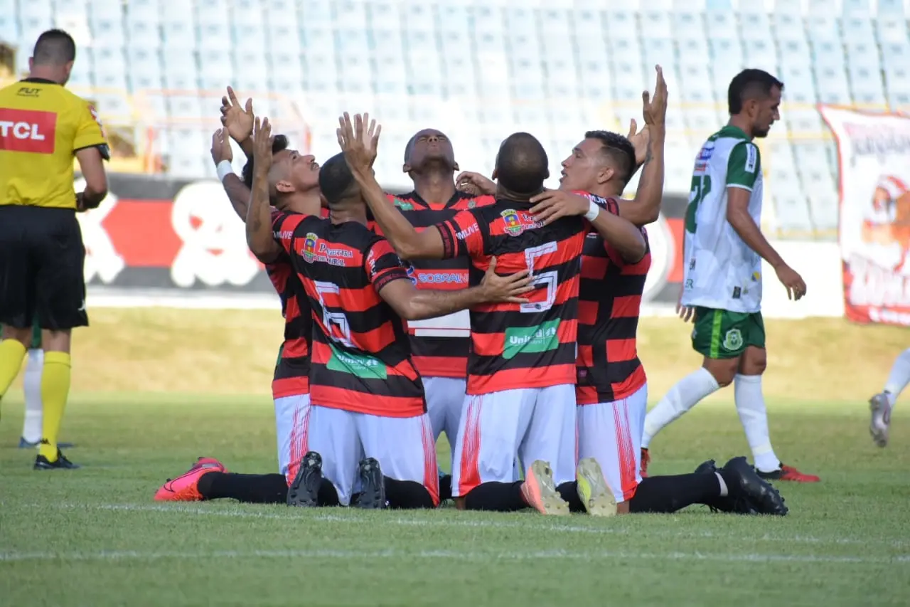 Elenco do Guarany de Sobral comemora gol com abraço coletivo