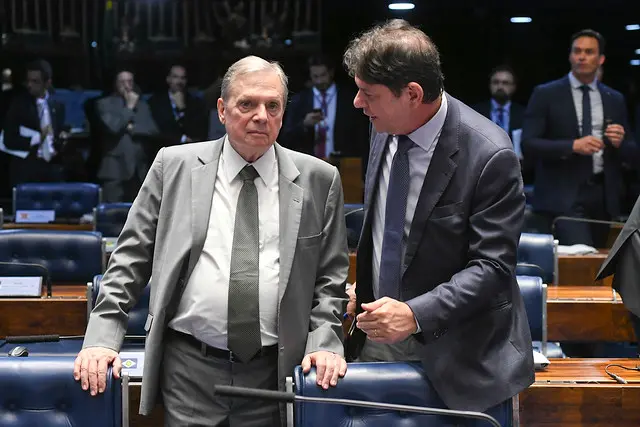 Os senadores Cid Gomes e Tasso Jereissati conversam no plenário do Senado