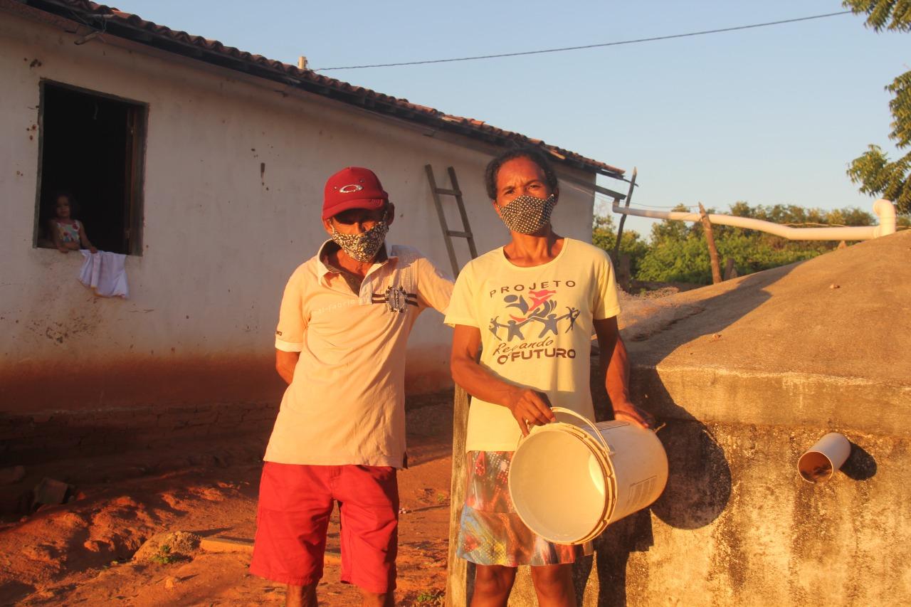 A vila está localizada cerca de mil metros da beira d’água de uma dos maiores açudes do Ceará, mas falta projeto de captação, tratamento e distribuição do recurso hídrico