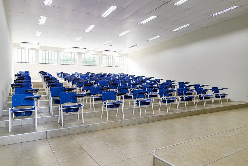 Cadeiras do auditório foram organizadas em meio aos meses finais de preparativos antes da inauguração