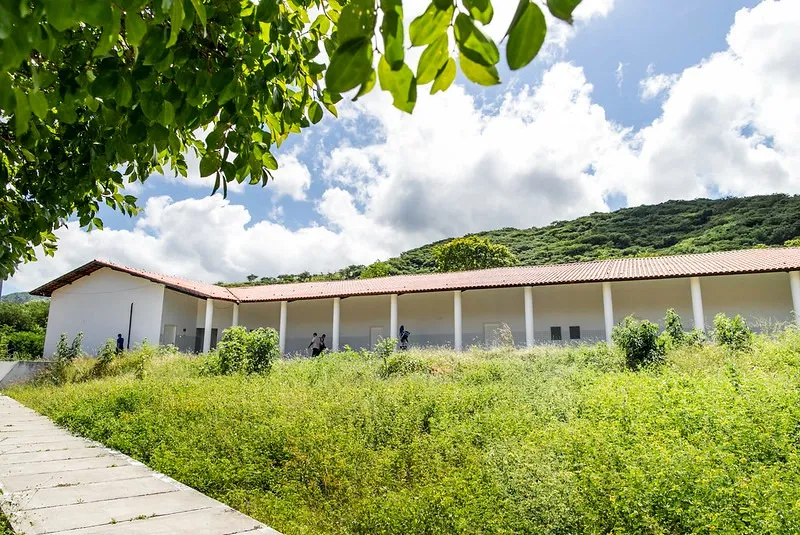 Campus tem vista para as serras locais e o ponto turístico Pedra do Frade, cartão-postal do município de Itapajé