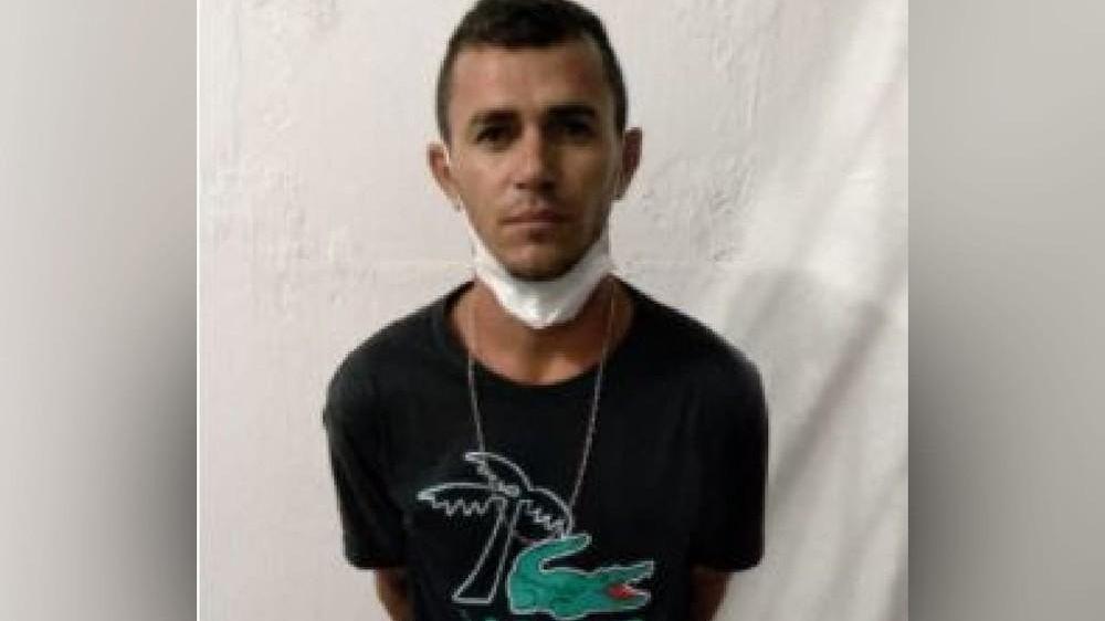 Foto: homem preso por matar escrivão em posição de reconhecimento para registro policial