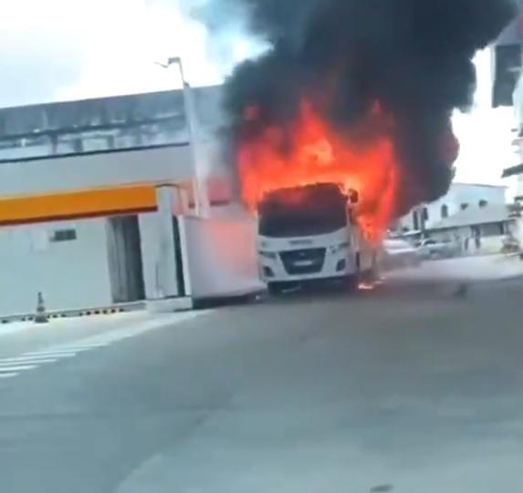Incêndio em ônibus em Manaus