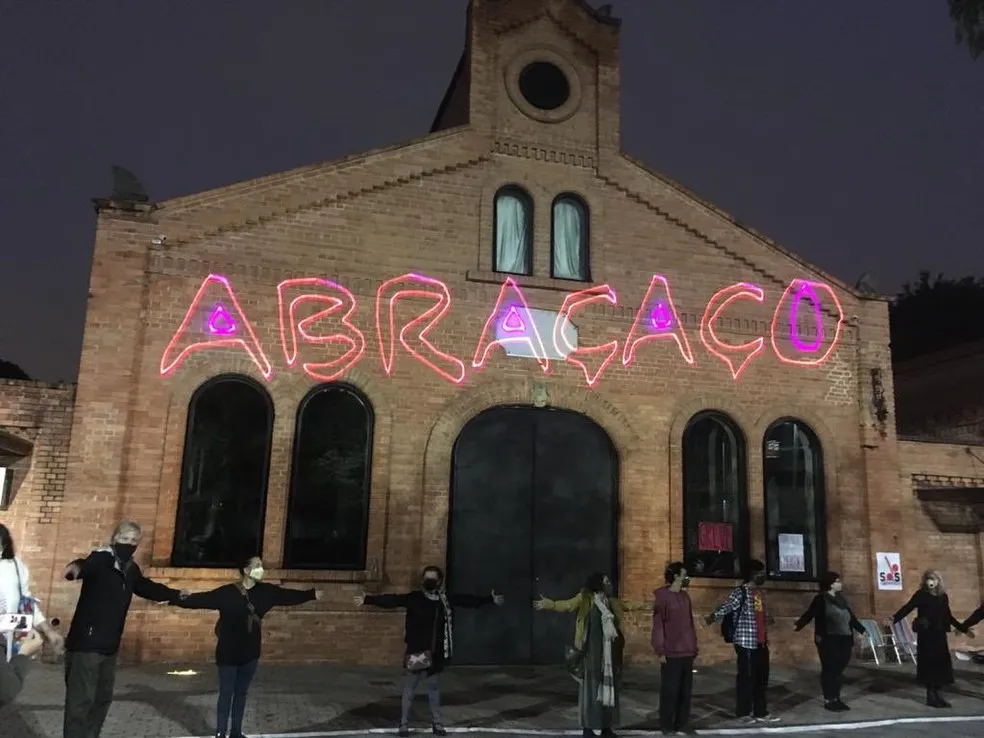 Registro mostra ex-funcionários e cineastas dando abraço simbólico na Cinemateca Brasileira
