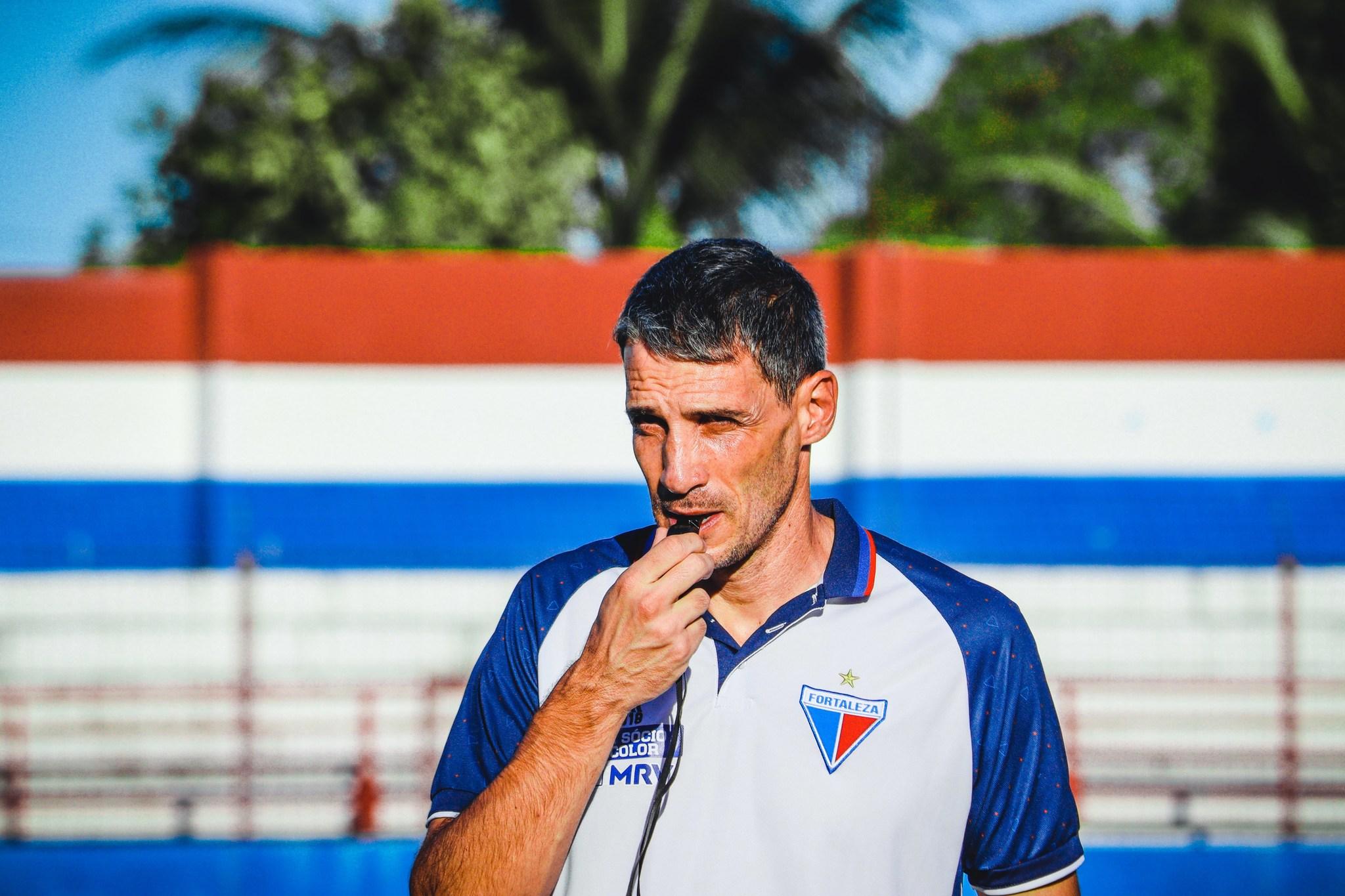 Vojvoda com apito em treino do Fortaleza