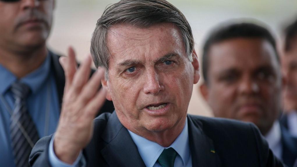 Presidente Jair Bolsonaro fala a apoiadores