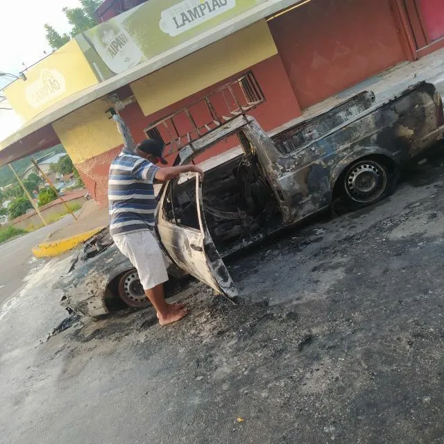 O carro ficou completamente destruído