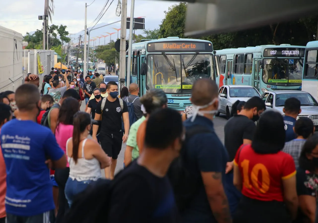 Usuários tiveram que aguardar o transporte coletivo fora do terminal