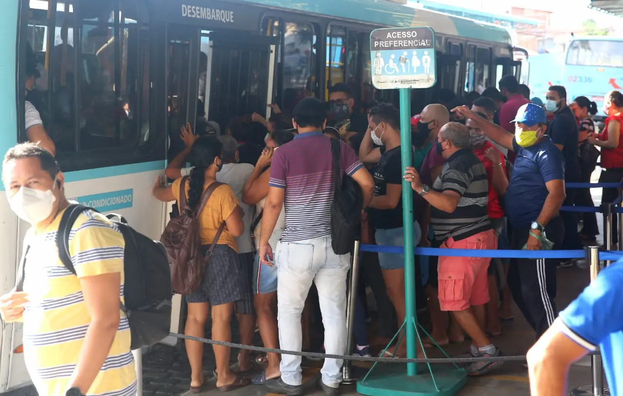 Plataformas de embarque do terminal do Siqueira tiveram aglomeração de passageiros. Foto: Fabiane de Paula