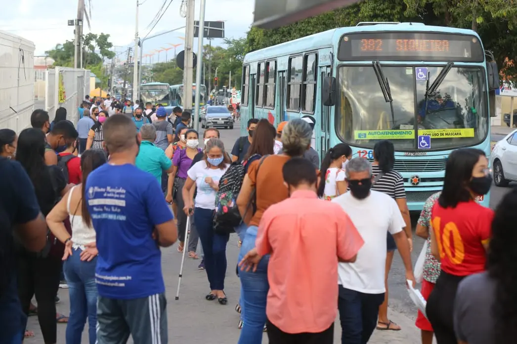 Movimento intenso fora do terminal do Siqueira. Foto: Fabiane de Paula