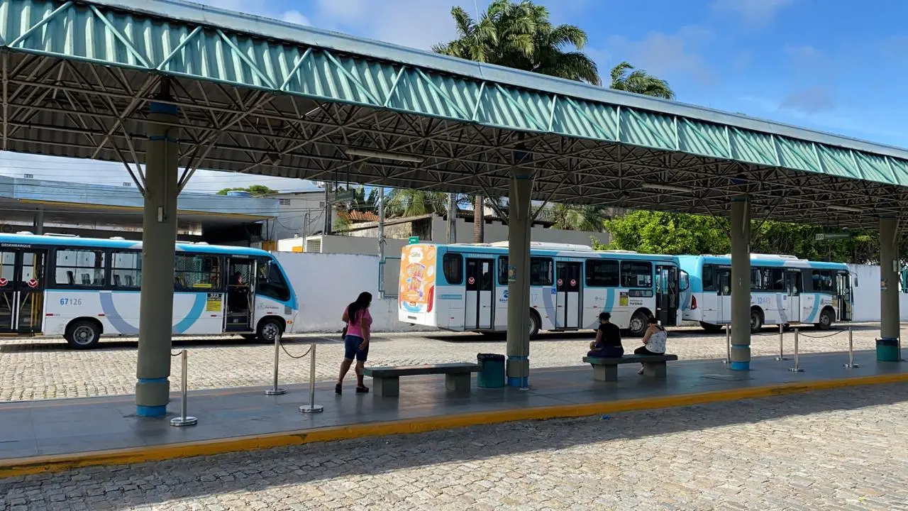 Terminal da Lagoa teve movimentação normal de ônibus e usuários. Foto: Isaac Macêdo