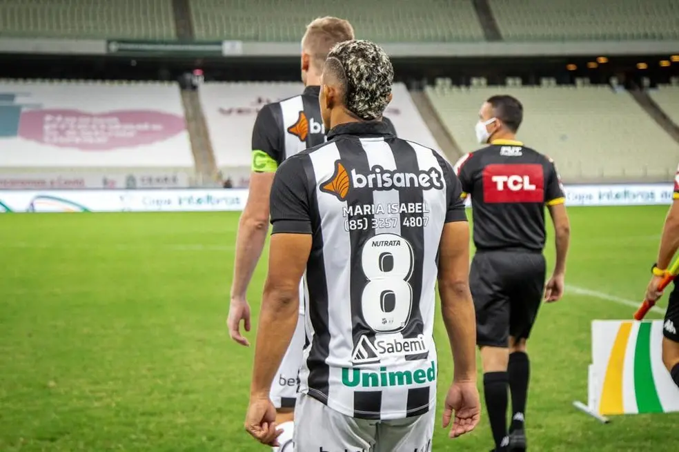 Fernando Sobral caminha com uniforme especial do Ceará