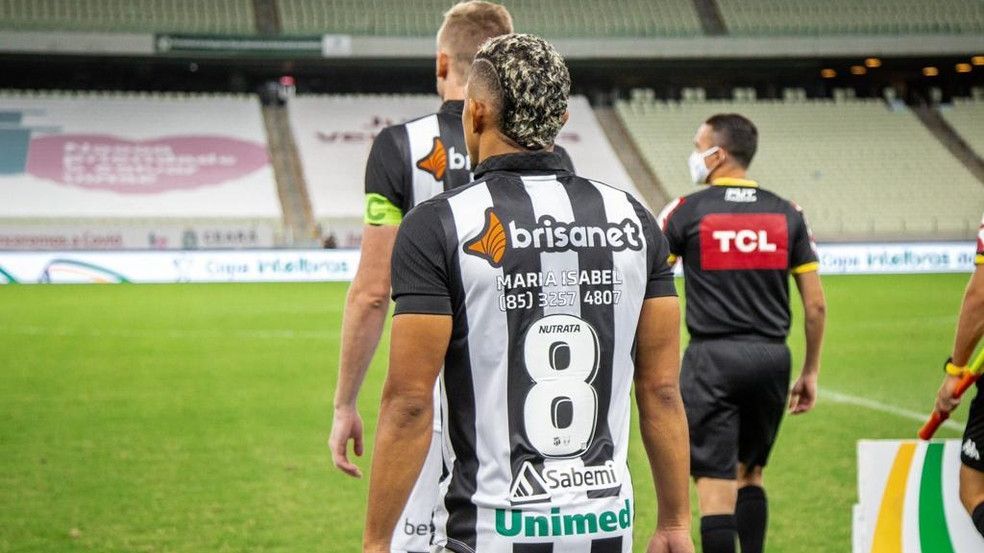 Fernando Sobral caminha com uniforme especial do Ceará