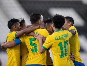 Atletas da Seleção Brasileira se abraçam em comemoração