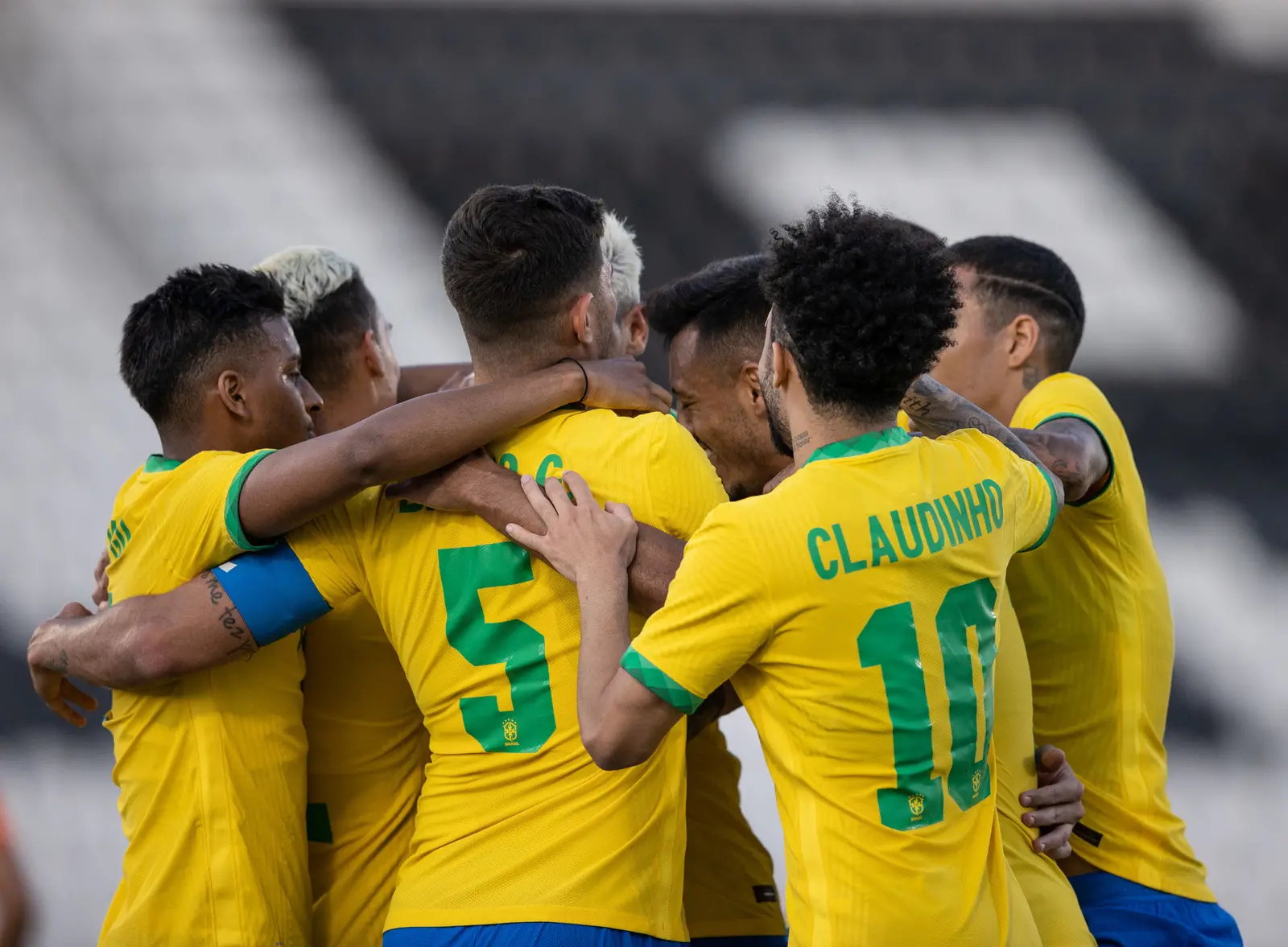 Atletas da Seleção Brasileira se abraçam em comemoração