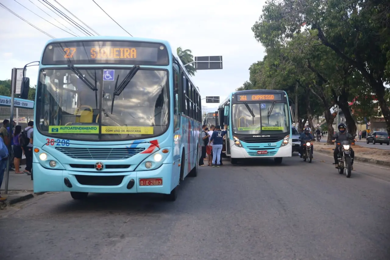 Passageiros do Terminal do Siqueira tiveram problemas para acessar os ônibus na manhã desta terça-feira (8)
