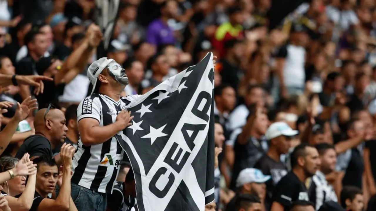 Torcedor do Ceará carrega bandeira do Ceará em ação de comemoração
