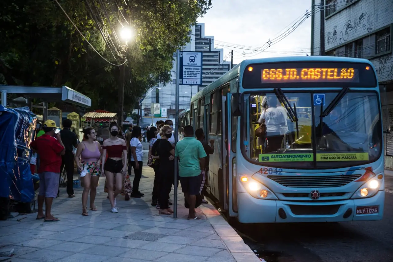 pessoas esperando ônibus no centro de fortaleza