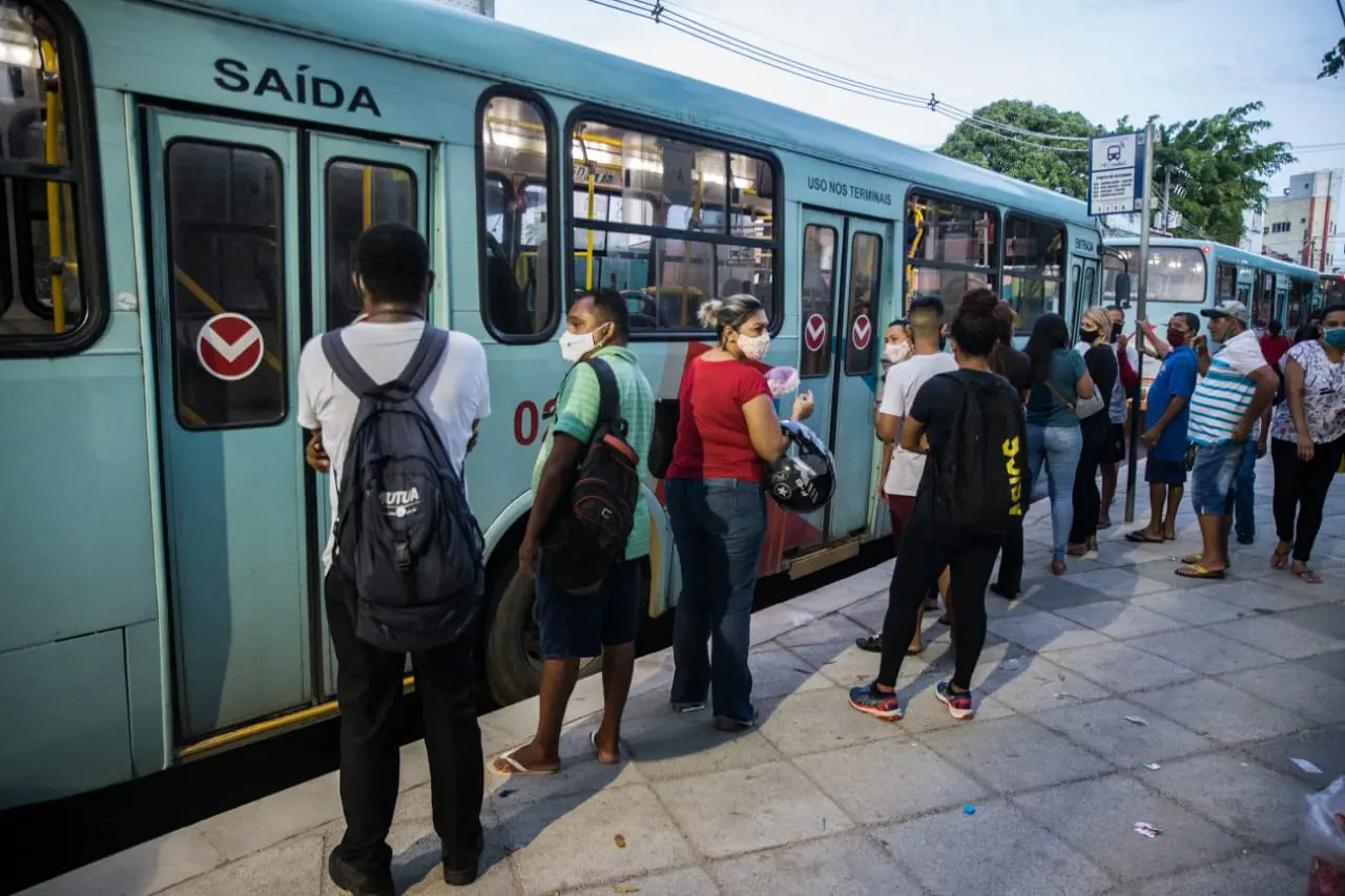 Passageiros esperando ônibus em parada no centro de fortaleza